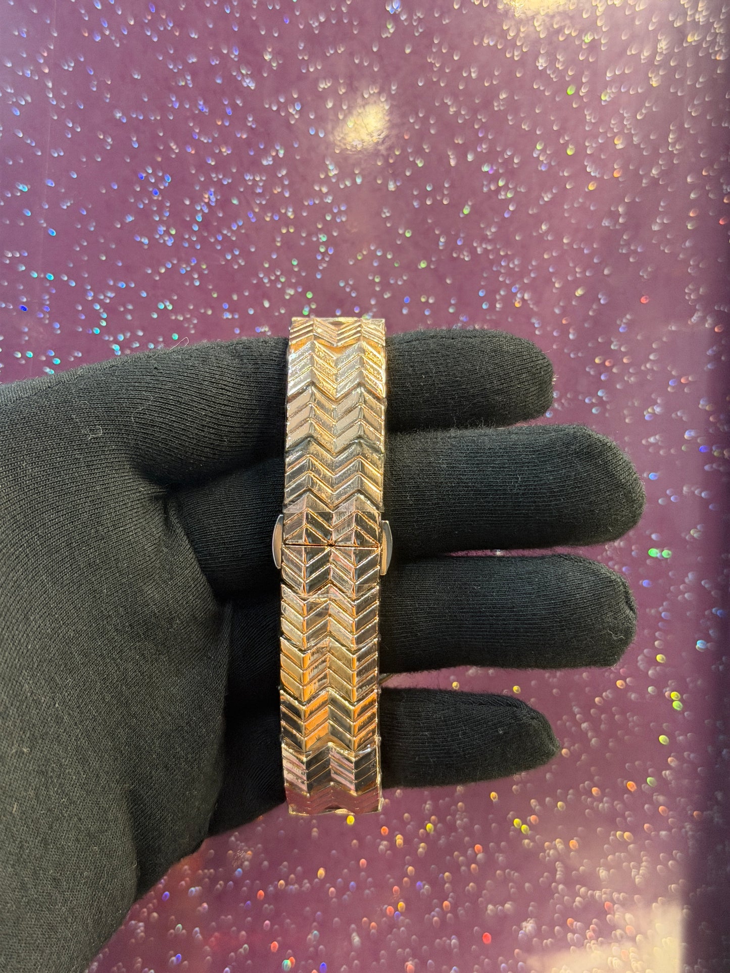 LV - LADIES WATCH - GOLDEN COLOUR CHAIN WITH GREEN DIAL - STONE WORK