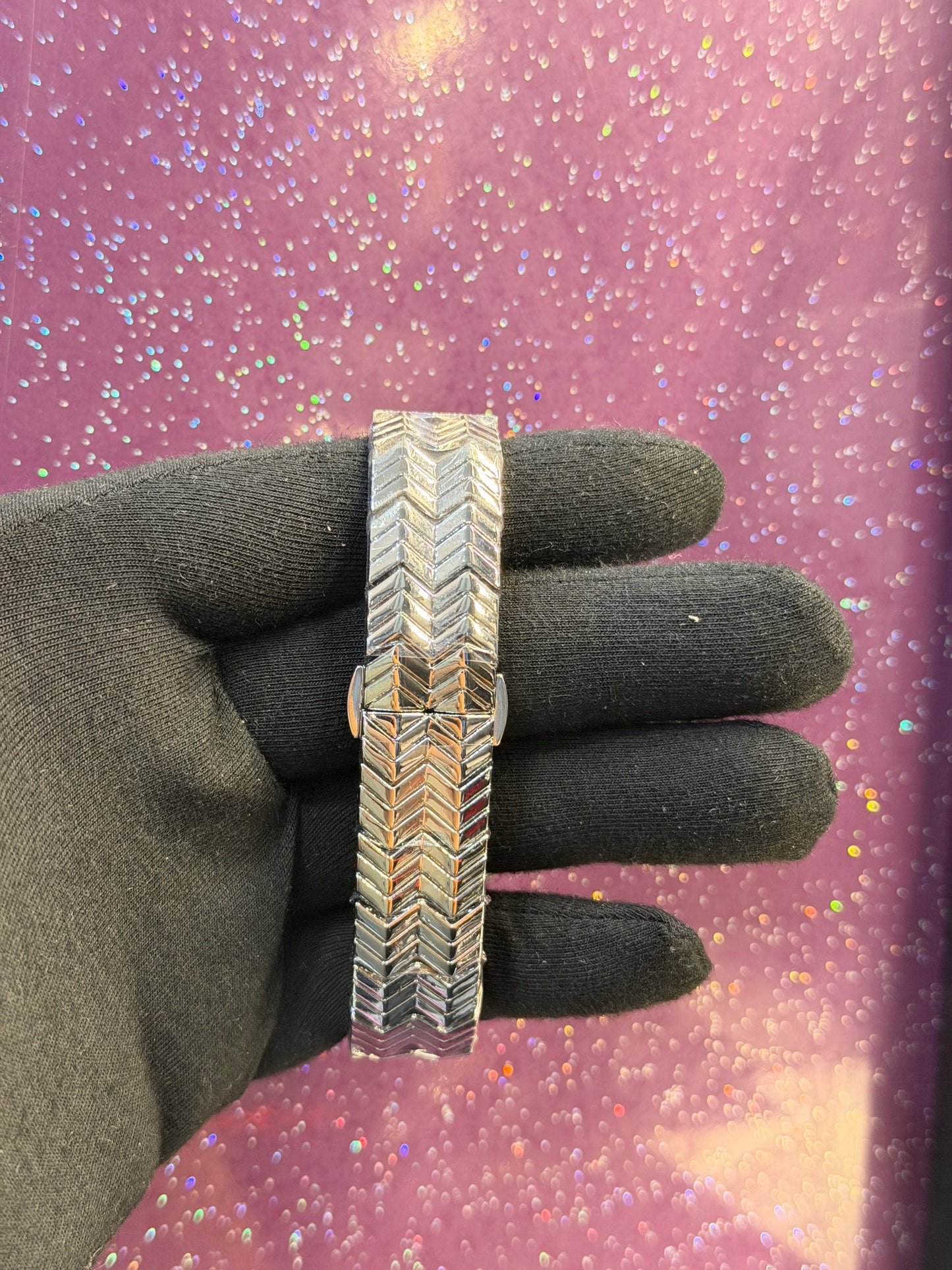 LV - LADIES WATCH -SILVER COLOUR CHAIN WITH WHITE DIAL - STONE WORK