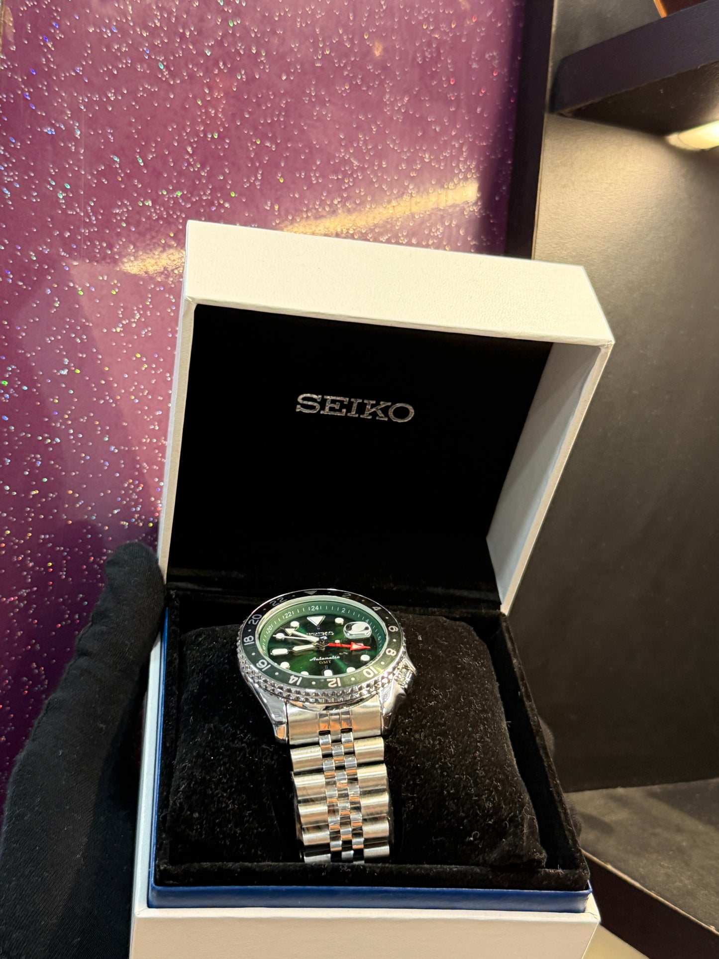 SEIKO GMT SPORTS - MEN'S WATCH - MOVABLE BEZEL -SWISS MOVEMENT- SILVER CHAIN GREEN DIAL - QUARTZ