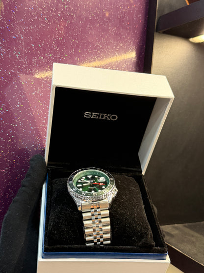 SEIKO GMT SPORTS - MEN'S WATCH - MOVABLE BEZEL -SWISS MOVEMENT- SILVER CHAIN GREEN DIAL - QUARTZ