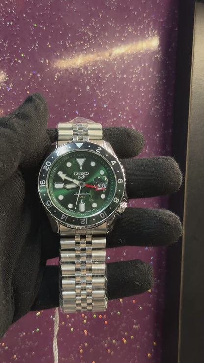 SEIKO GMT SPORTS - MEN'S WATCH - MOVABLE BEZEL -SWISS MOVEMENT- SILVER CHAIN GREEN DIAL - QUARTZ
