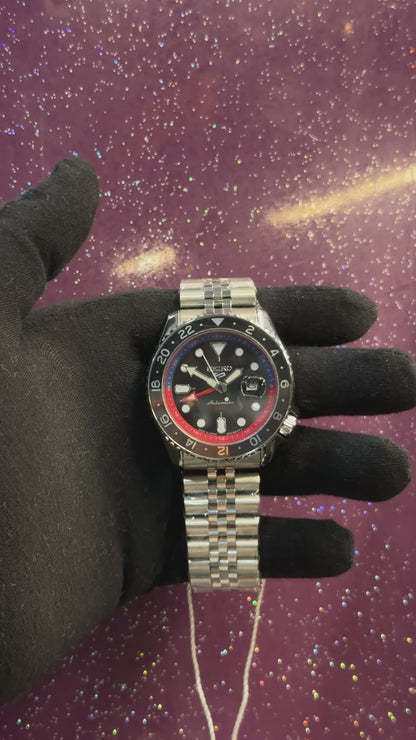 SEIKO GMT SPORTS - MEN'S WATCH - MOVABLE BEZEL -SWISS MOVEMENT- SILVER CHAIN - QUARTZ